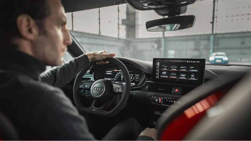 Interior do Audi RS5 2023.