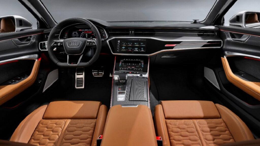 Interior luxuoso do Audi RS6 Avant 2023.