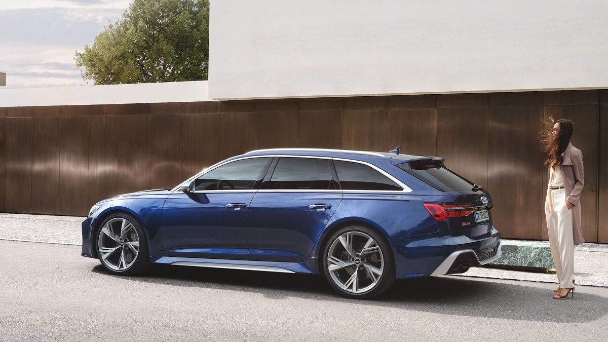 Audi RS6 Avant 2023 de lado.