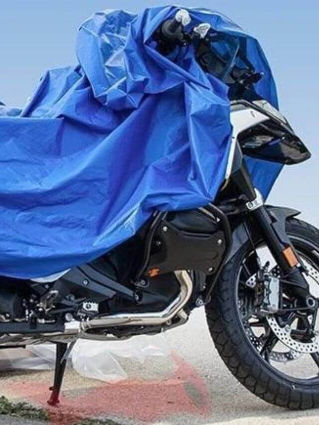 BMW R 1300 GS coberta por uma lona.