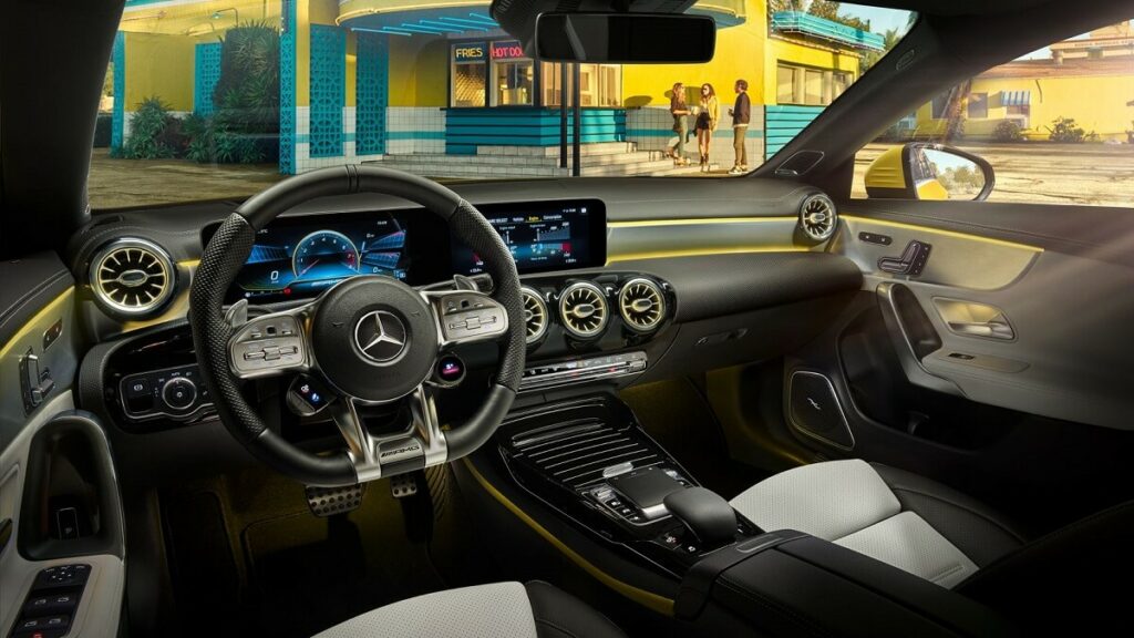 Painel do CLA Coupé 2023.