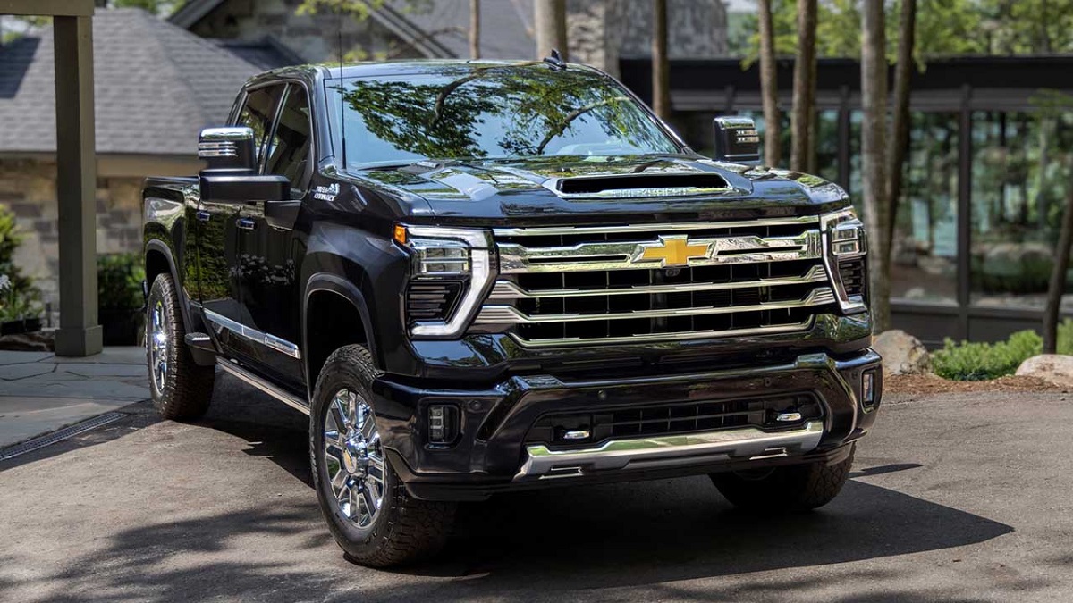 Foto frontal de uma Silverado 2023 preta