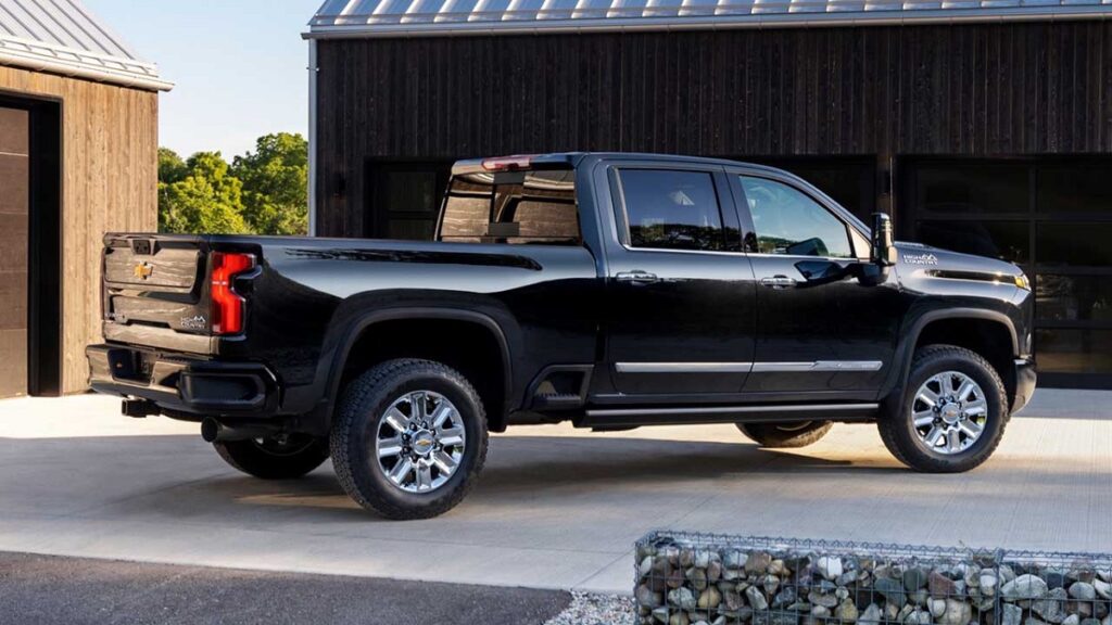 Foto lateral de uma Chevrolet Silverado preta