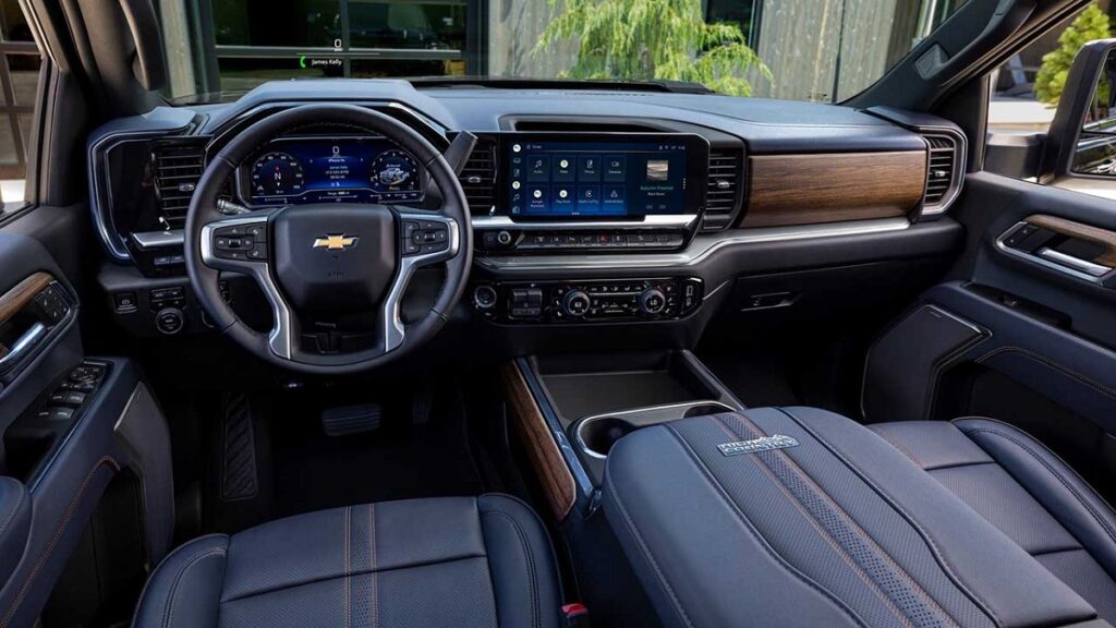 Foto do interior da picape Silverado 2023