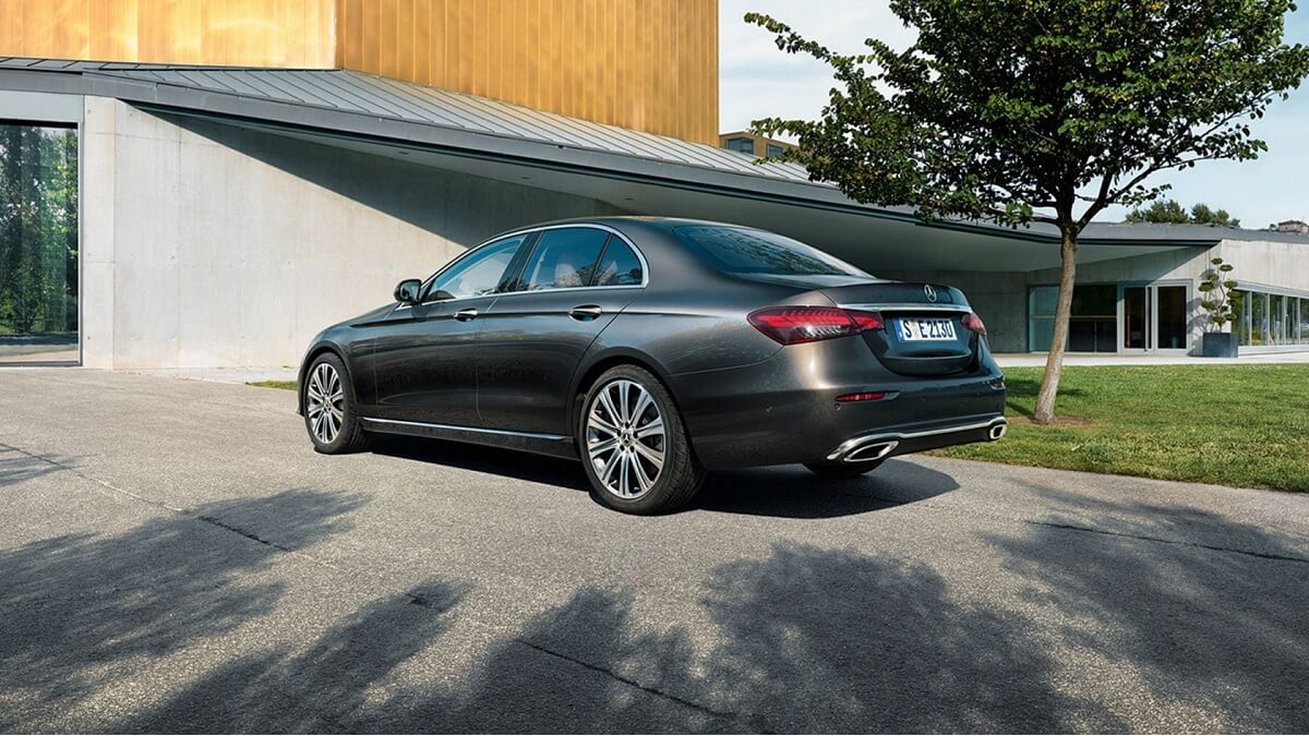 Mercedes Classe E 2023 prata.