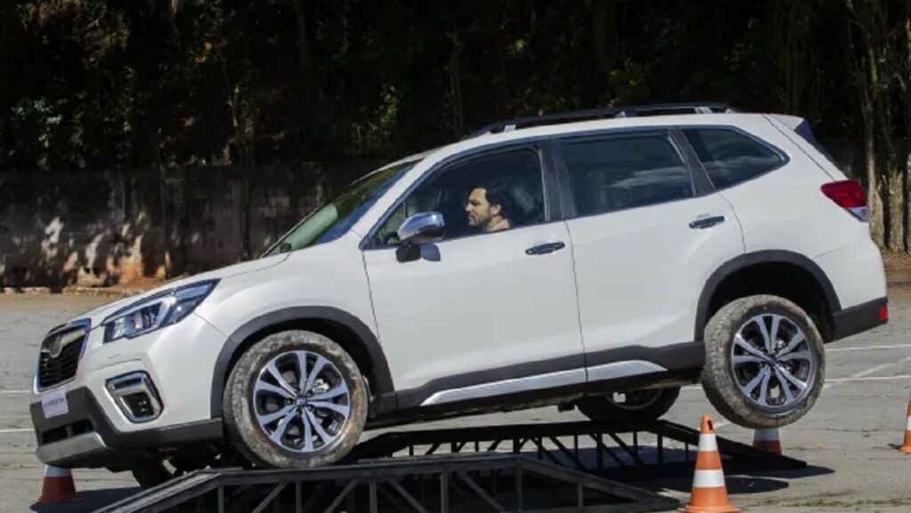 Forester meio suspenso por uma plataforma.