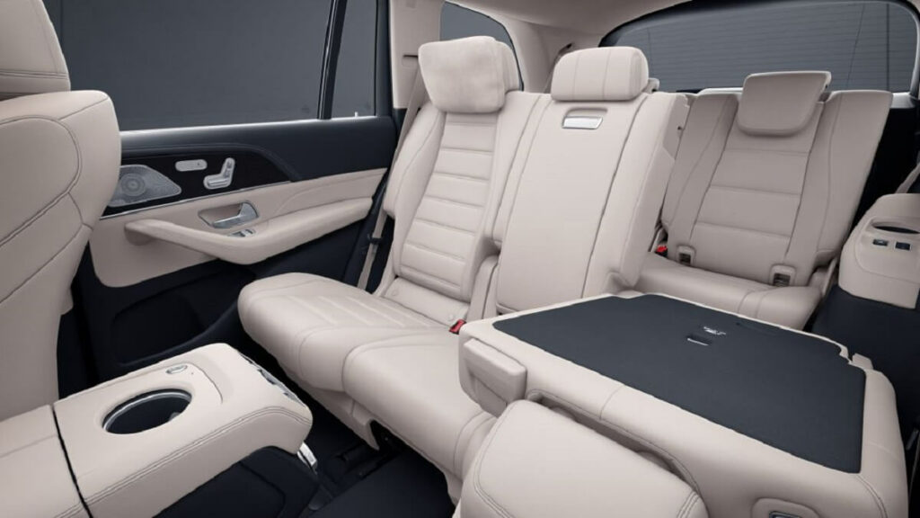 Bancos de couro na cor bege.