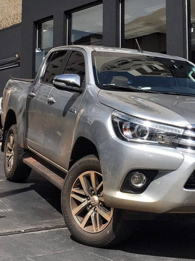 Hilux prata, de frente.