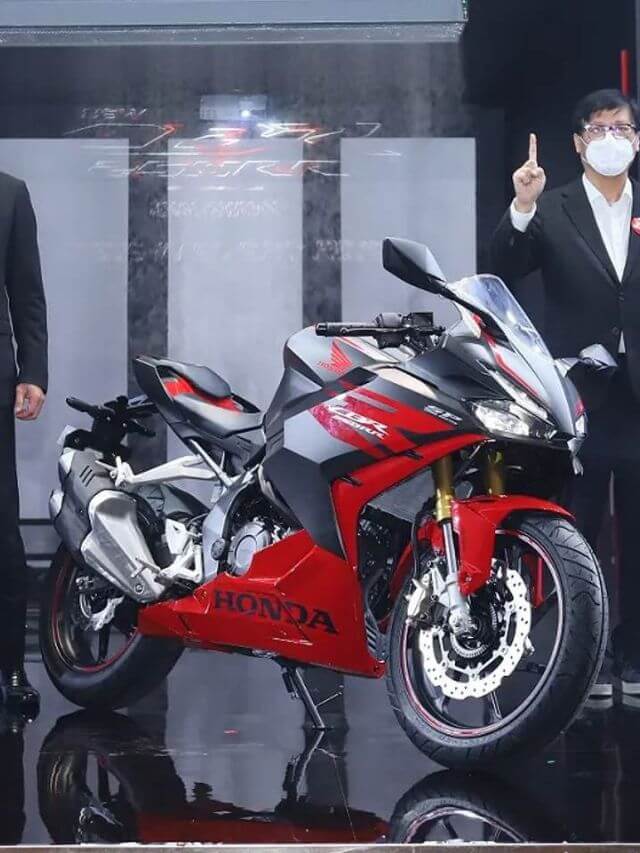 CBR 250 RR sendo apresentada.