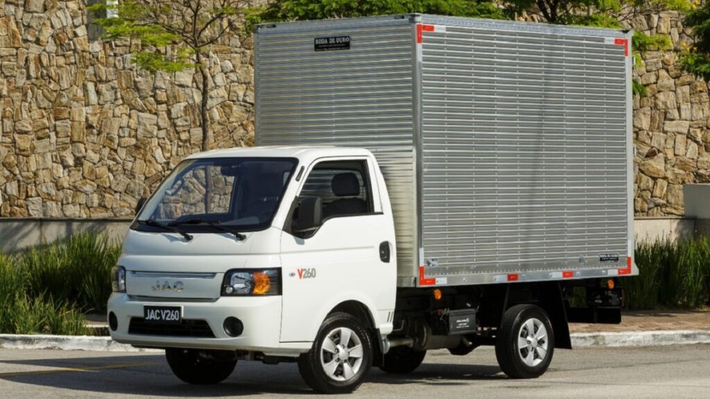 V260 com baú prateado na sua traseira.