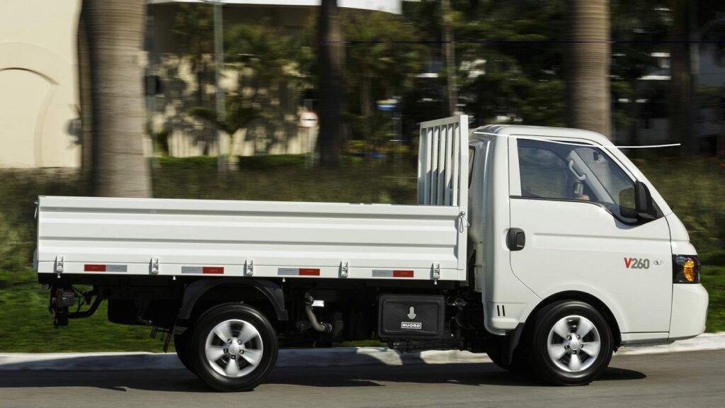 V260 com uma caçamba na traseira.