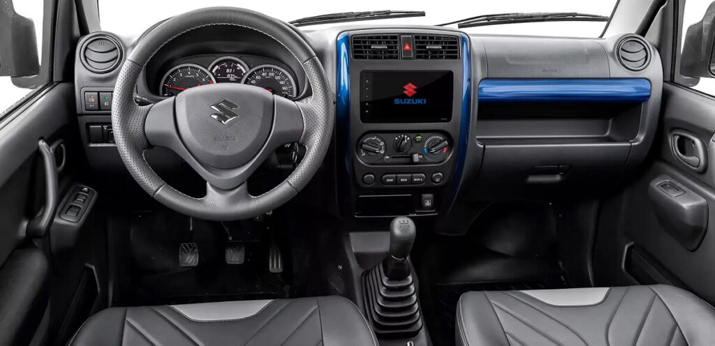 Interior do Jimny 2023.