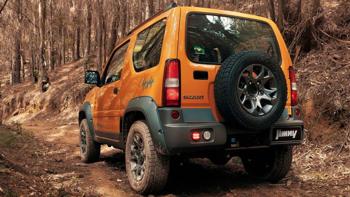 Traseira do Jimny 2023, na cor laranja.