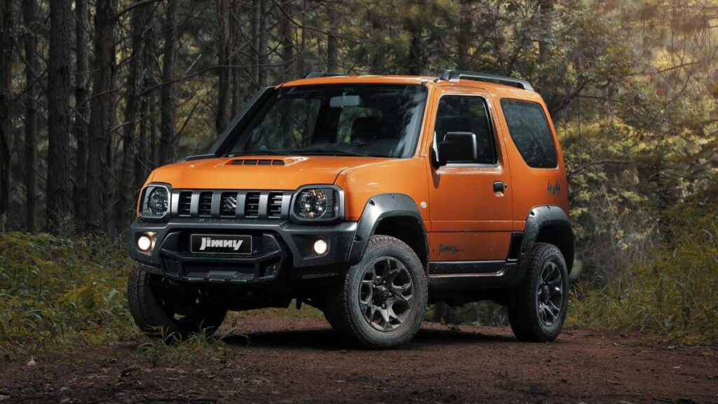 Versão Jimny 2023, na cor laranja.