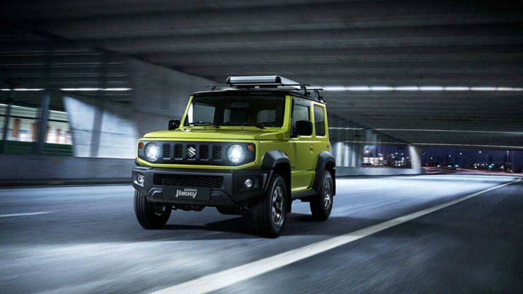 Jimny 2023 Sierra, na cor verde.