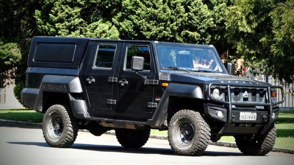 Marruá com a traseira gabinada, preto, 