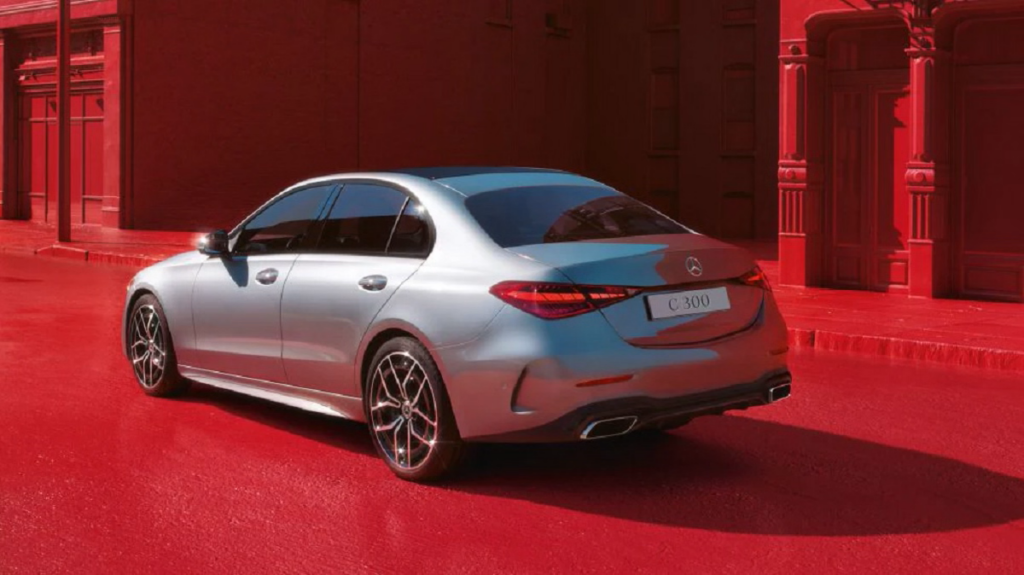 Mercedes Classe C prata, com o fundo vermelho.