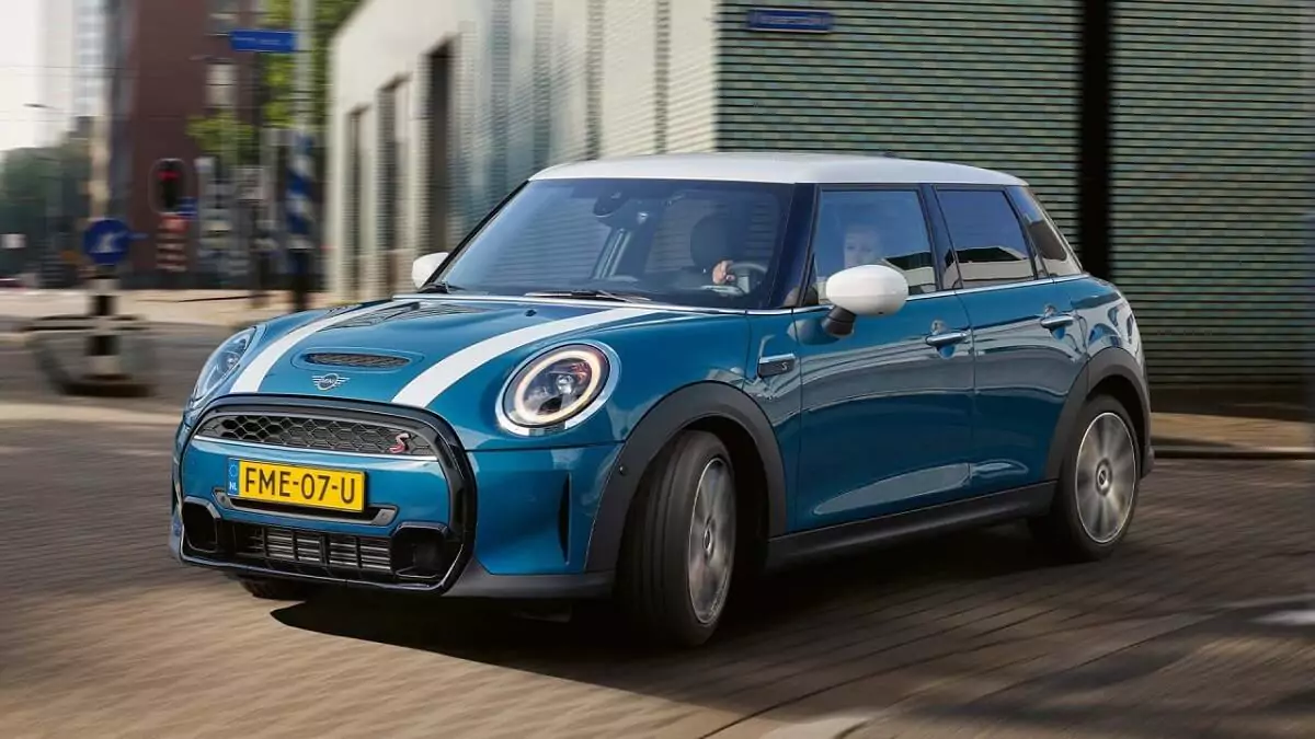 Mini Cooper 2023 com 4 portas, na cor azul.