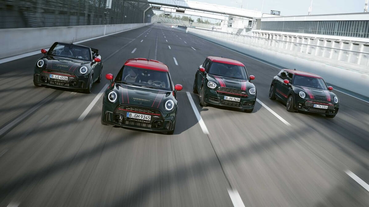 4 Mini John Cooper Works na pista.
