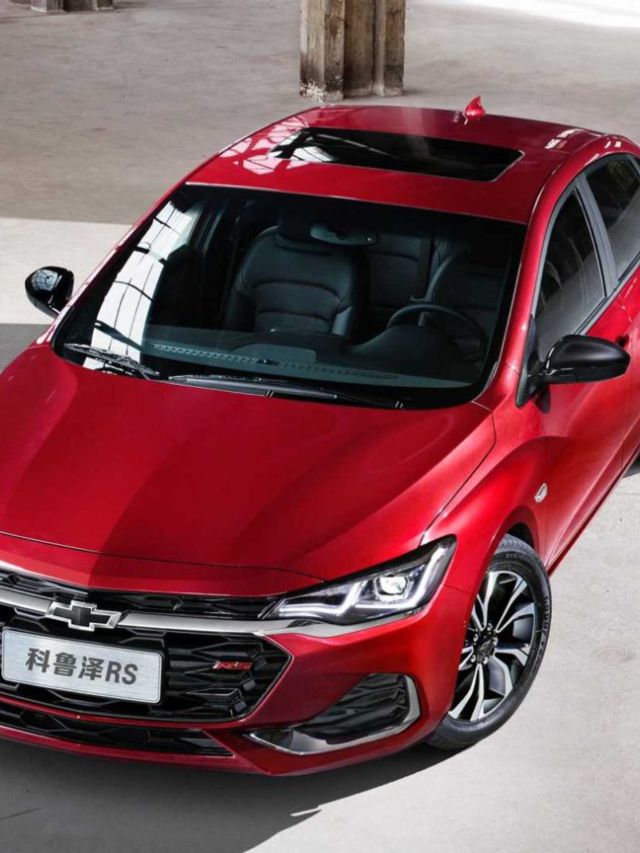 Novo Monza 2023 vermelho, de frente.