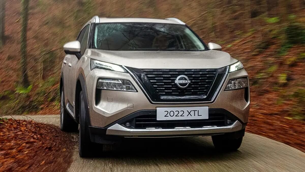 Foto frontal de um Nissan X-Trail 8