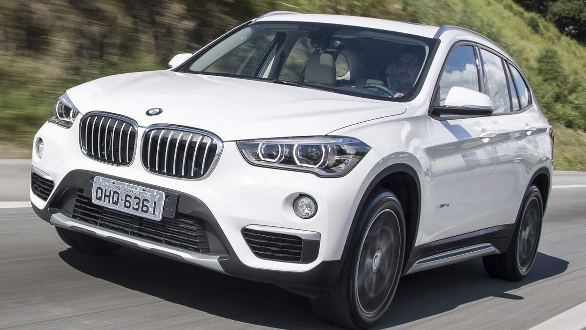 Foto frontal de uma BMW X1 2016 branca