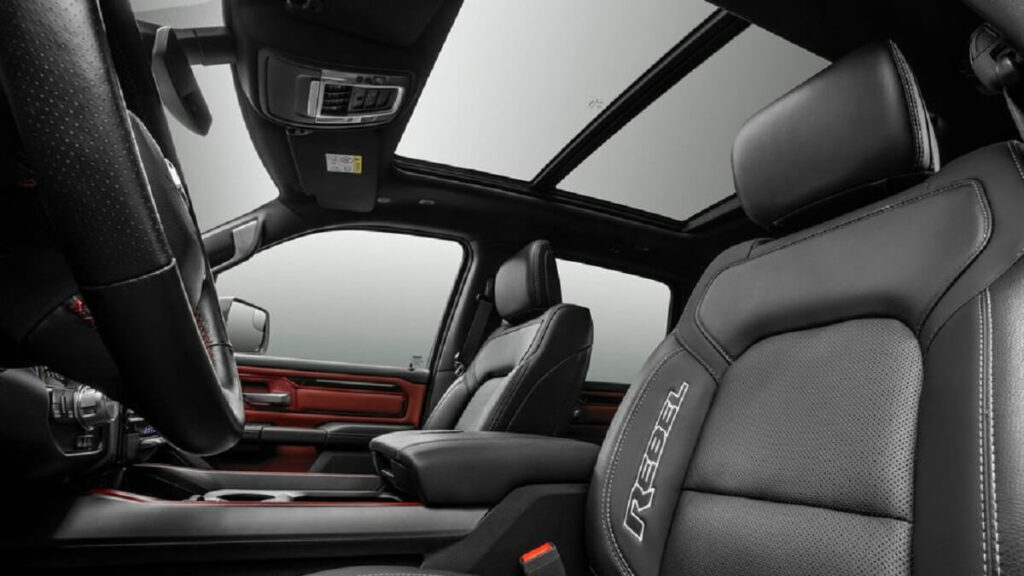 Interior da RAM 1500 2023.