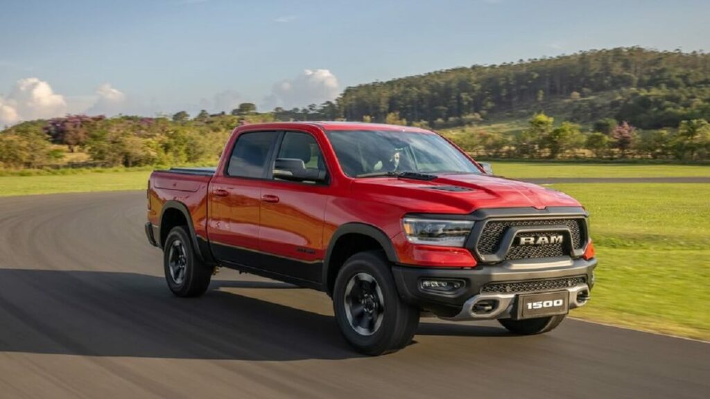 RAM 1500 2023 vermelha, em uma pista.