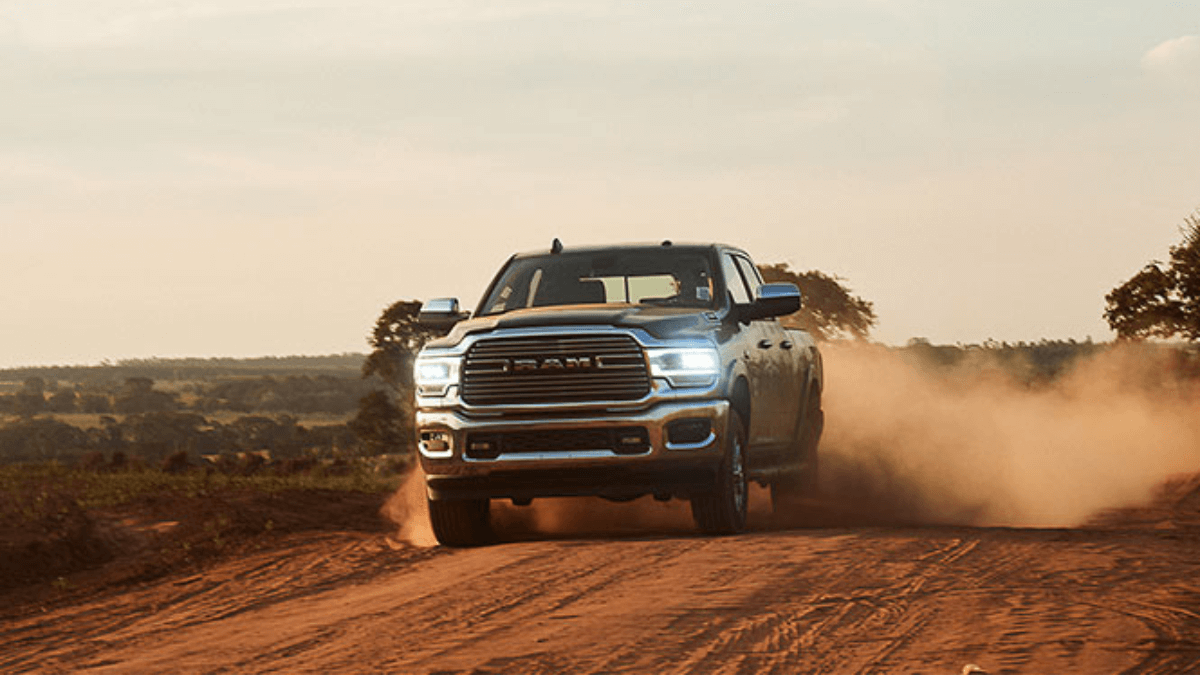 RAM 2500 2023 andando em uma estrada de barro.