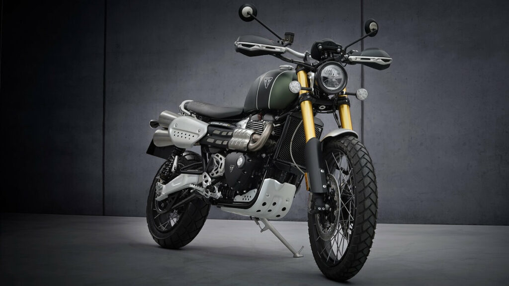 Scrambler 1200 2023 verde, de frente.