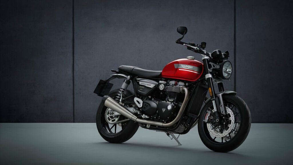 Speed Twin 1200 2023 na cor vermelha.