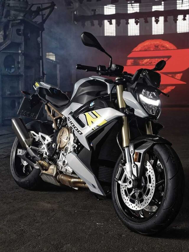 Moto esportiva branca;