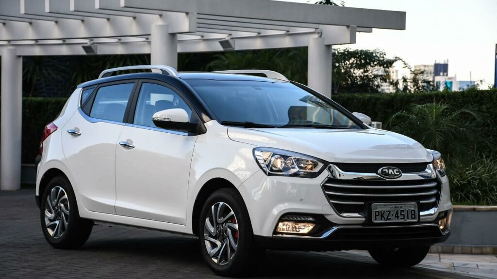 T40 na cor branca, parado.