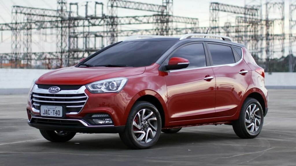 T40 parado, na cor vermelha.