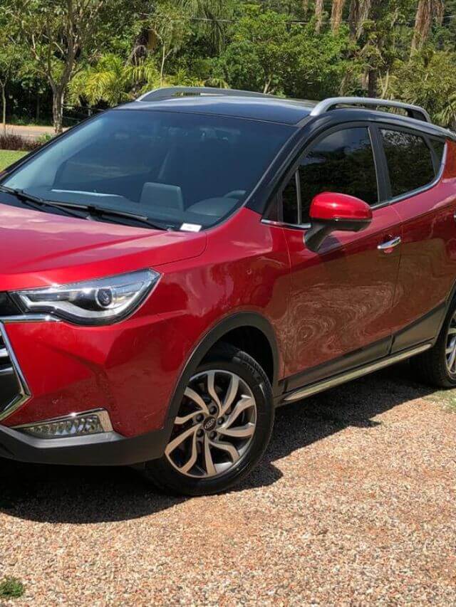 JAC T50 vermelho, em diagonal.