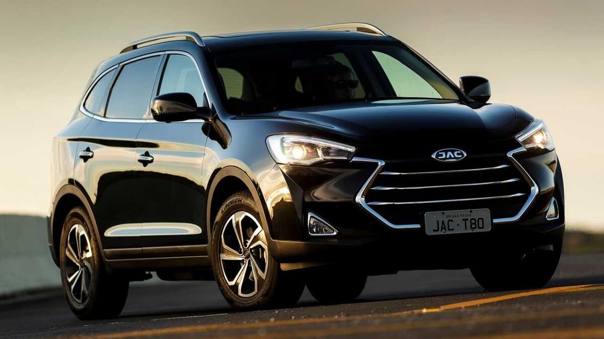 T80 2023 de frente, na cor preta.