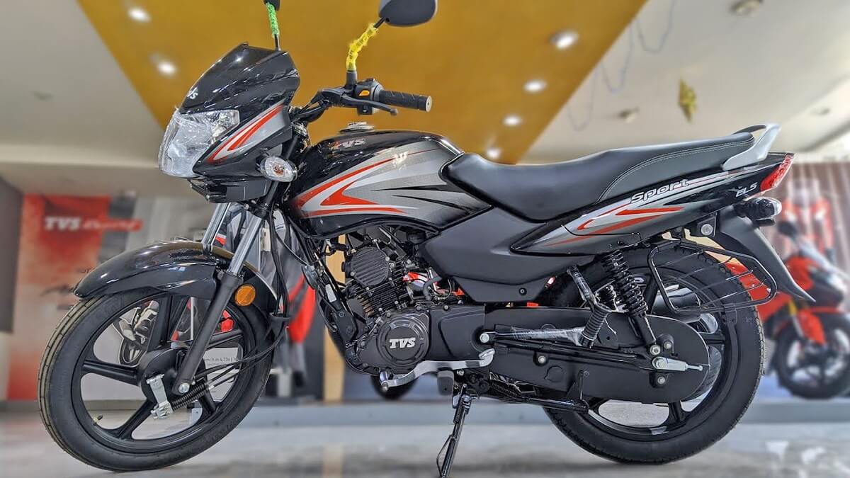 Sport 110i 2023 de lado, dentro de uma loja.