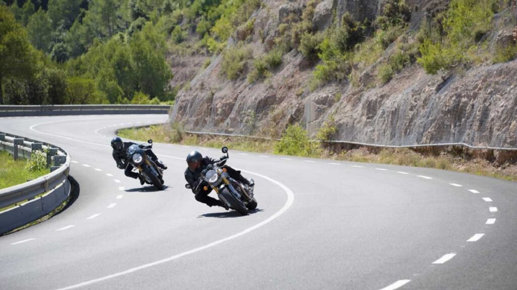 Thruxton RS 2023 correndo na estrada.