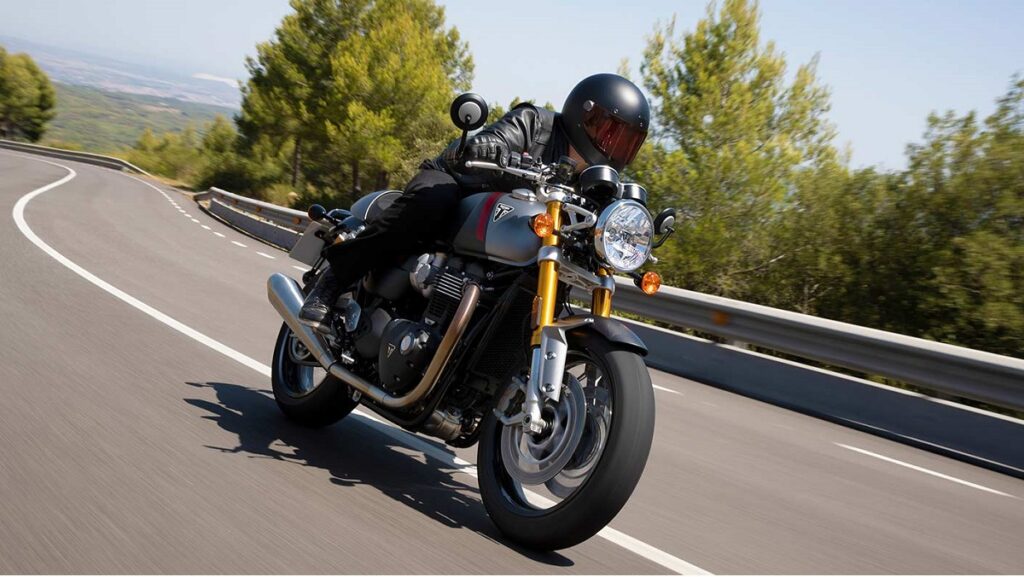 Thruxton RS 2023 na estrada