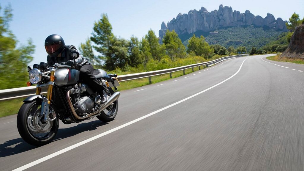 Thruxton RS 2023 na estrada.