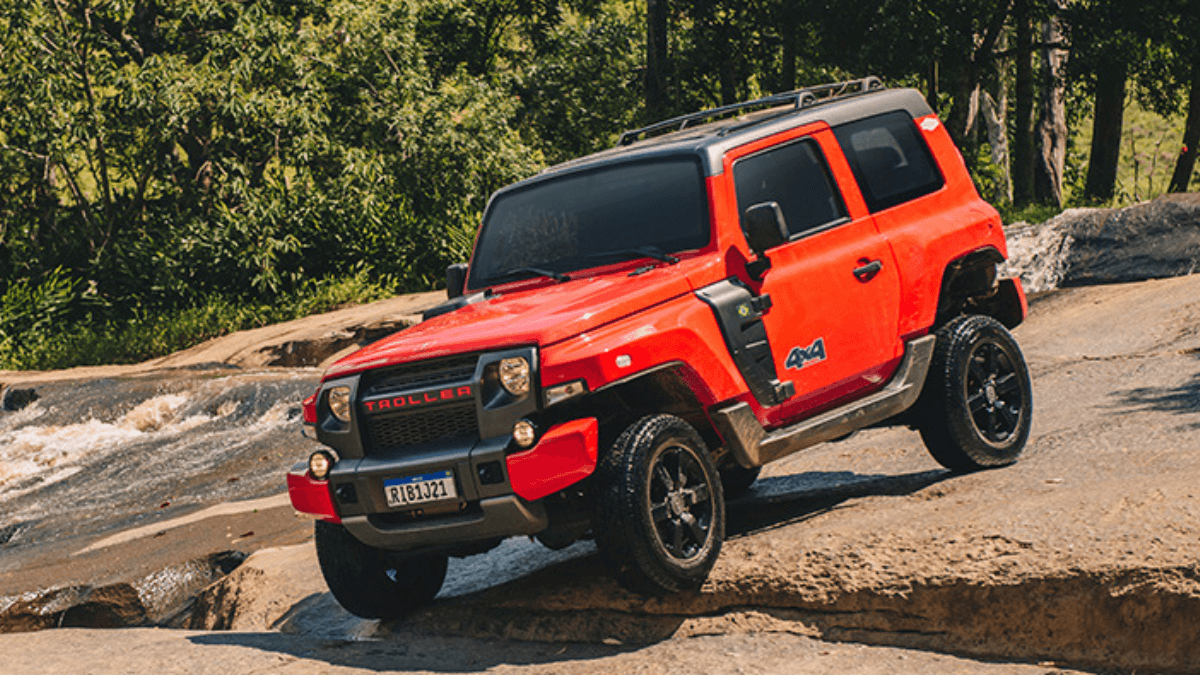 Troller T4 vermelho, em cima de uma pedra.