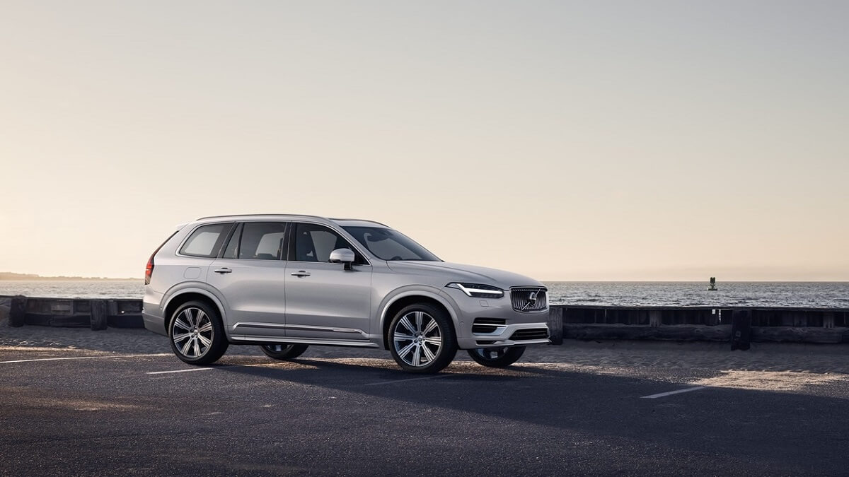Volvo XC90 2023 perto do mar.