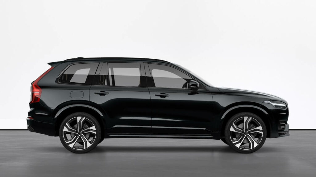 Lateral do Volvo XC90 na cor preta.
