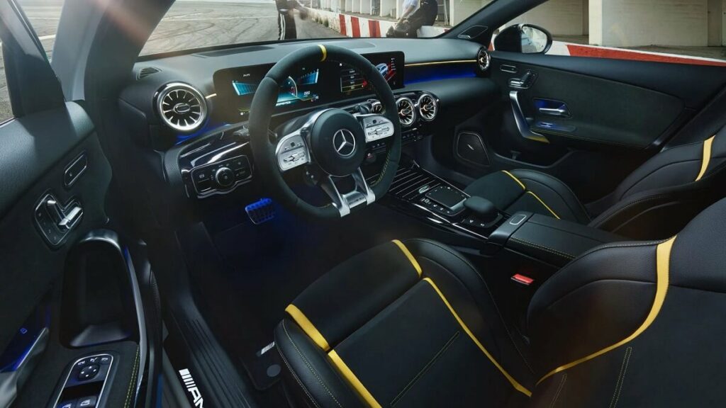Interior do Mercedes Classe A Hatch na versão esportiva.