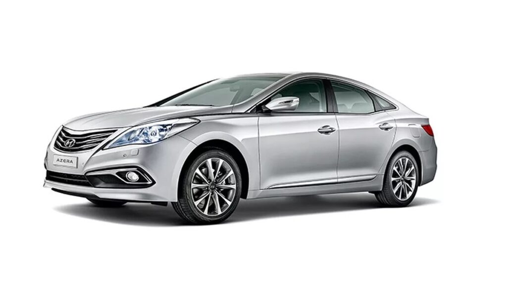 Foto lateral de um Hyundai Azera prata, mais barato que o Polo