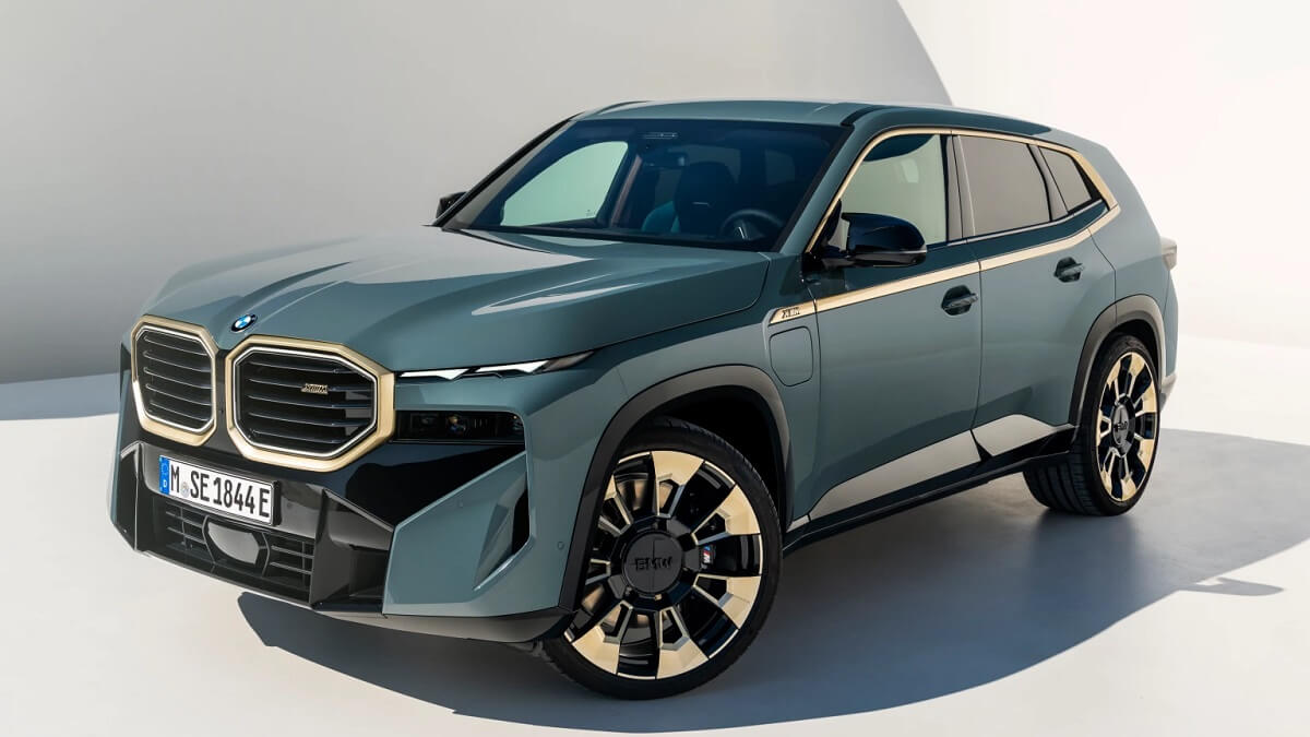 Foto frontal da BMW XM 2023