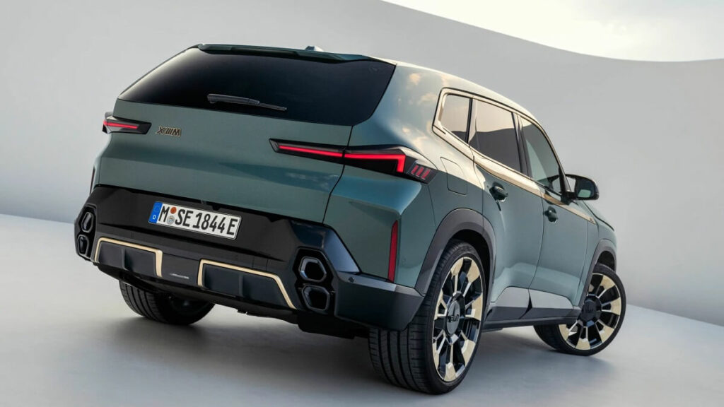 Foto de uma BMW XM 2023 traseira