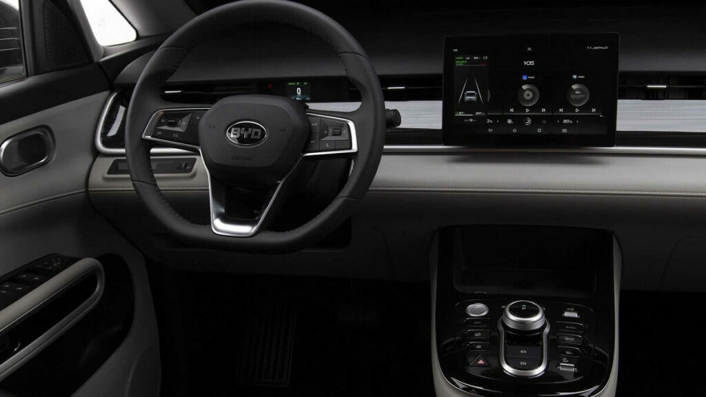 Foto do interior do novo D1 2023, foto do painel e do volante e da multimídia