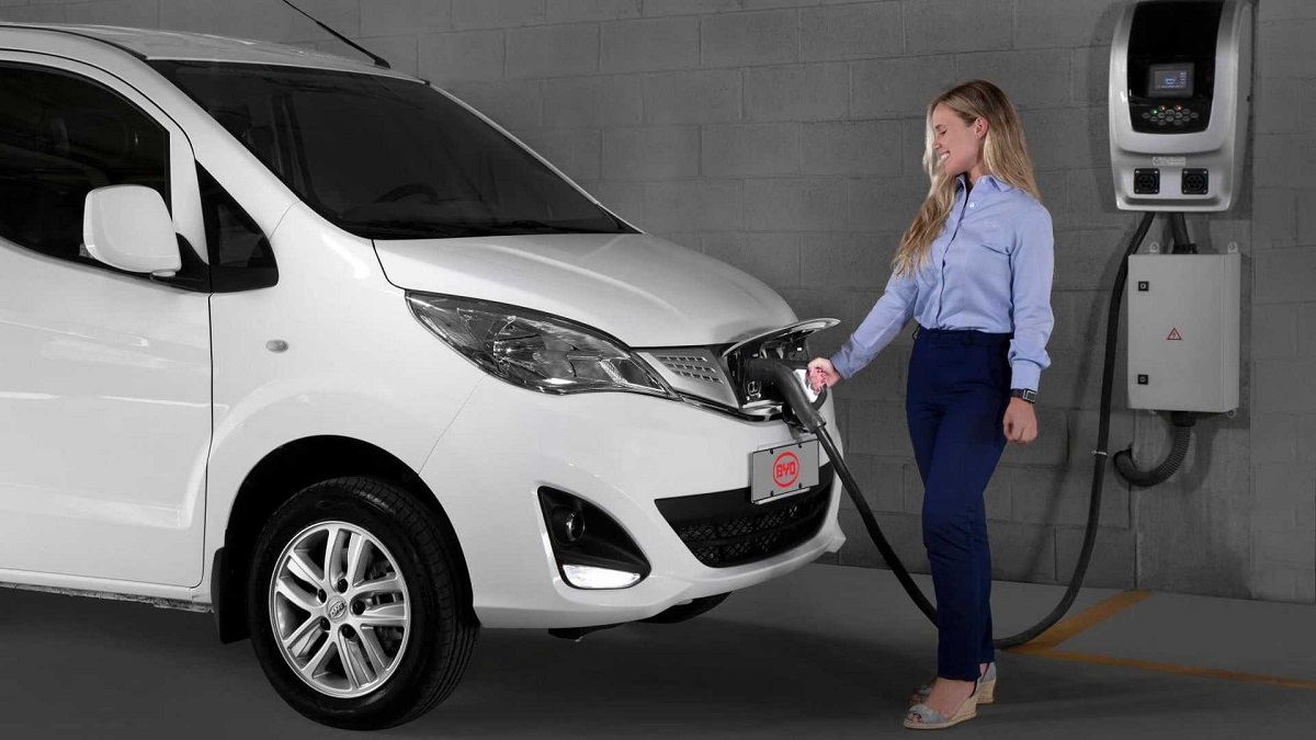 Foto de uma mulher carregando um BYD ET3 2023