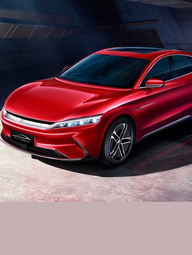 Foto frontal de um Han EV 2023 vermelho